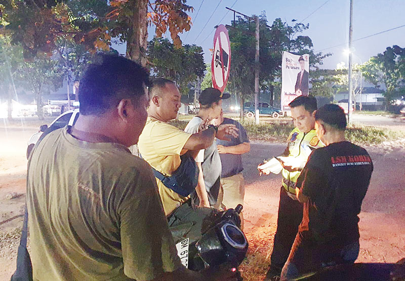 Personel Satlantas Polresta Pekanbaru melakukan olah tempat kejadian perkara di bundaran persimpangan Jalan Siak II-Air Hitam, Ahad (28/7/2024) petang.