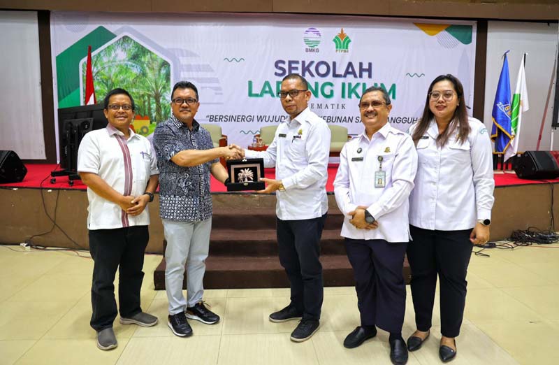 Region Head PTPN IV Regional 3 Rurianto menyerahkan cendera mata kepada Kepala Stasiun Klimatologi Riau, Viktor Edwar Hasiholan Sibuea.