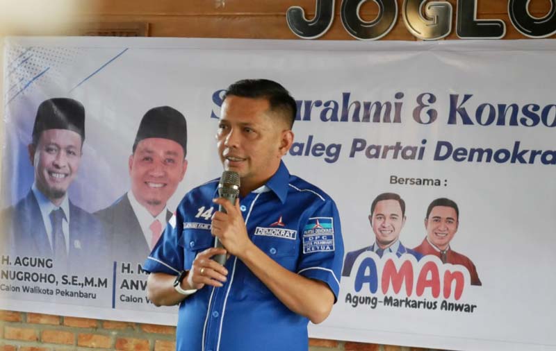 Ketua DPC Demokrat Pekanbaru Tengku Azwendy Fajri memberikan sambutan pada kegiatan silaturahmi dan konsolidasi Partai Demokrat Pekanbaru bersama bakal calon Walikota dan Wakil Walikota Pekanbaru.