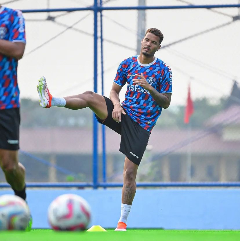 Douglas Cruz saat melakukan latihan di Jakarta.