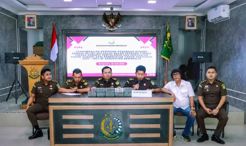 Salah seorang tersangka dugaan korupsi pupuk bersubsidi melalui keluarganya mengembalikan uang sebesar Rp497 juta lebih ke Kejari Bengkalis, Senin (29/7/2024).