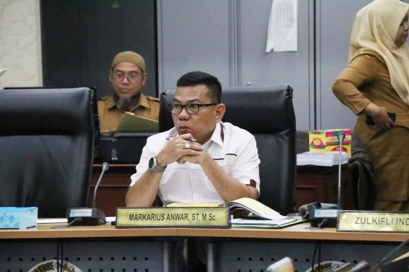 Ketua Pansus Ranperda RPJPD DPRD Riau Husaimi Hamidi saat memimpin rapat di Ruang Rapat Komisi III DPRD Provinsi Riau, Pekanbaru, Senin (29/7/2024).