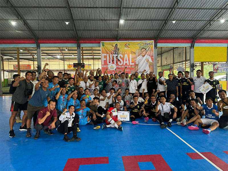 Peserta Turnamen Futsal Antar OPD Pemprov Riau sempena HUT ke-67 Riau foto bersama Pj Sekdaprov Indra SE usai penyerahan hadiah di Lapangan Fajar Futsal Jalan Paus, Pekanbaru, Rabu (31/7/2024).