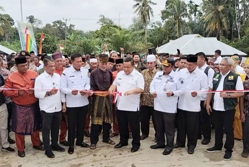 Pj Gubri SF Hariyanto didampingi Sekda Rohul Muhammad Zaki menggunting pita tanda diresmikannya dua jembatan yang mangkrak di Rohul di Kecamatan Rambah Hilir, Rabu (31/7/2024) siang.