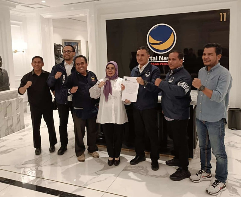 Sekretaris Bappilu DPP Partai Nasdem Willy Aditya menyerahkan SK rekomendasi kepada Misharti Balon wakil bupati di Nasdem Tower Jakarta, Rabu siang (31/7/2024).