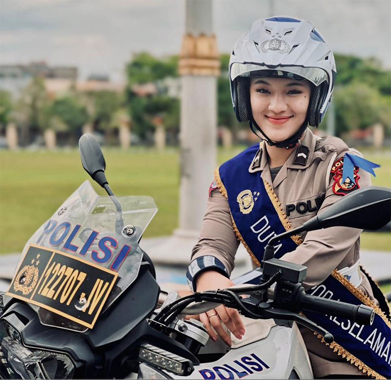 Bripda Jessica saat beraksi membawa motor gede Ditlantas Polda dalam sebuah pertunjukan Kepolisian, baru-baru ini.