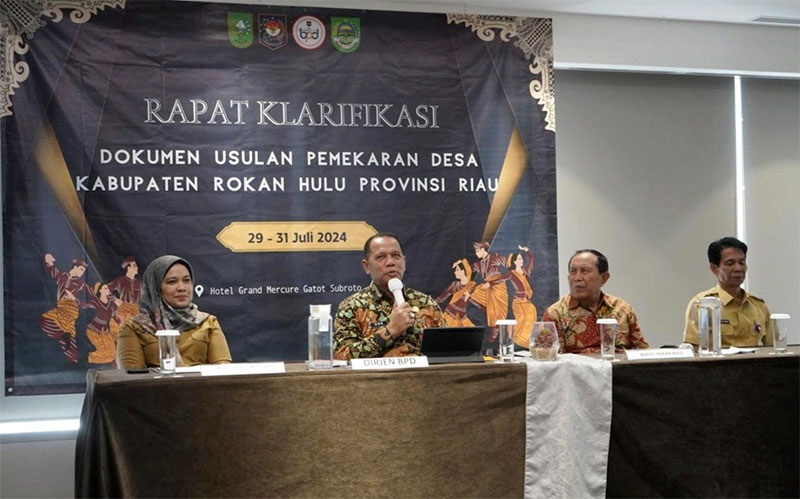 Dirjen Bina Pemerintahan Desa Kemendagri La Ode Ahmad P Bolombo didampingi Bupati Sukiman, berikan arahan saat memimpin Rapat Klarifikasi Dokumen Usulan Pemekaran Desa di Jakarta, Selasa (30/7/2024).