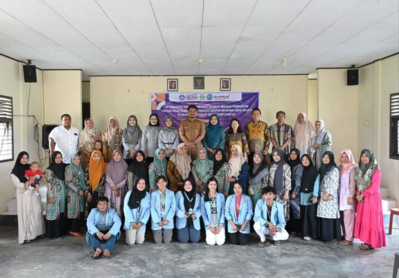 Tim Pengabdian Unri dan mahasiswa Kuliah Kerja Nyata foto bersama mitra usai pengabdian di Desa Balai Empat Kampar, Senin (29/7/2024).