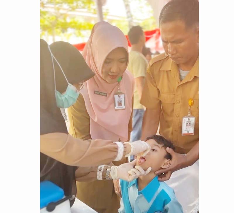 Kepala SDN 151 Pekanbaru Yayust Indrayani SPd menyaksikan pemberian vaksin Polio di sekolahnya, Selasa (30/7/2024).