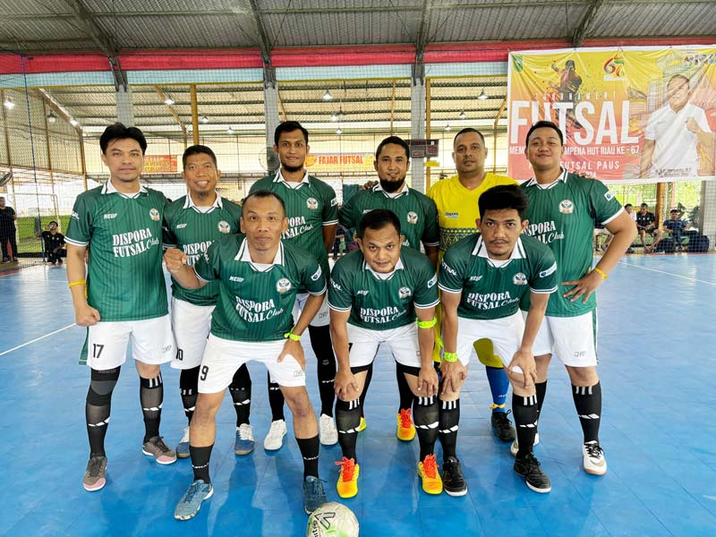 Pemain Dispora Riau foto bersama sebelum bertanding pada Babak 16 Besar Turnamen Futsal Antar OPD Pemprov Riau.