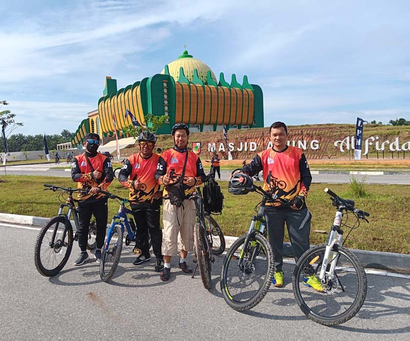 Anggota komunitas Warkop Gowes Community foto bersama saat mengikuti gowes di Pekanbaru, beberapa waktu lalu.