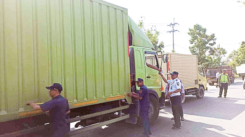 Petugas melakukan razia truk angkutan barang di Jalan Soekarno Hatta, beberapa waktu lalu. Truk bak terbuka-angkutan barang dilarang melintas dalam Kota Pekanbaru.