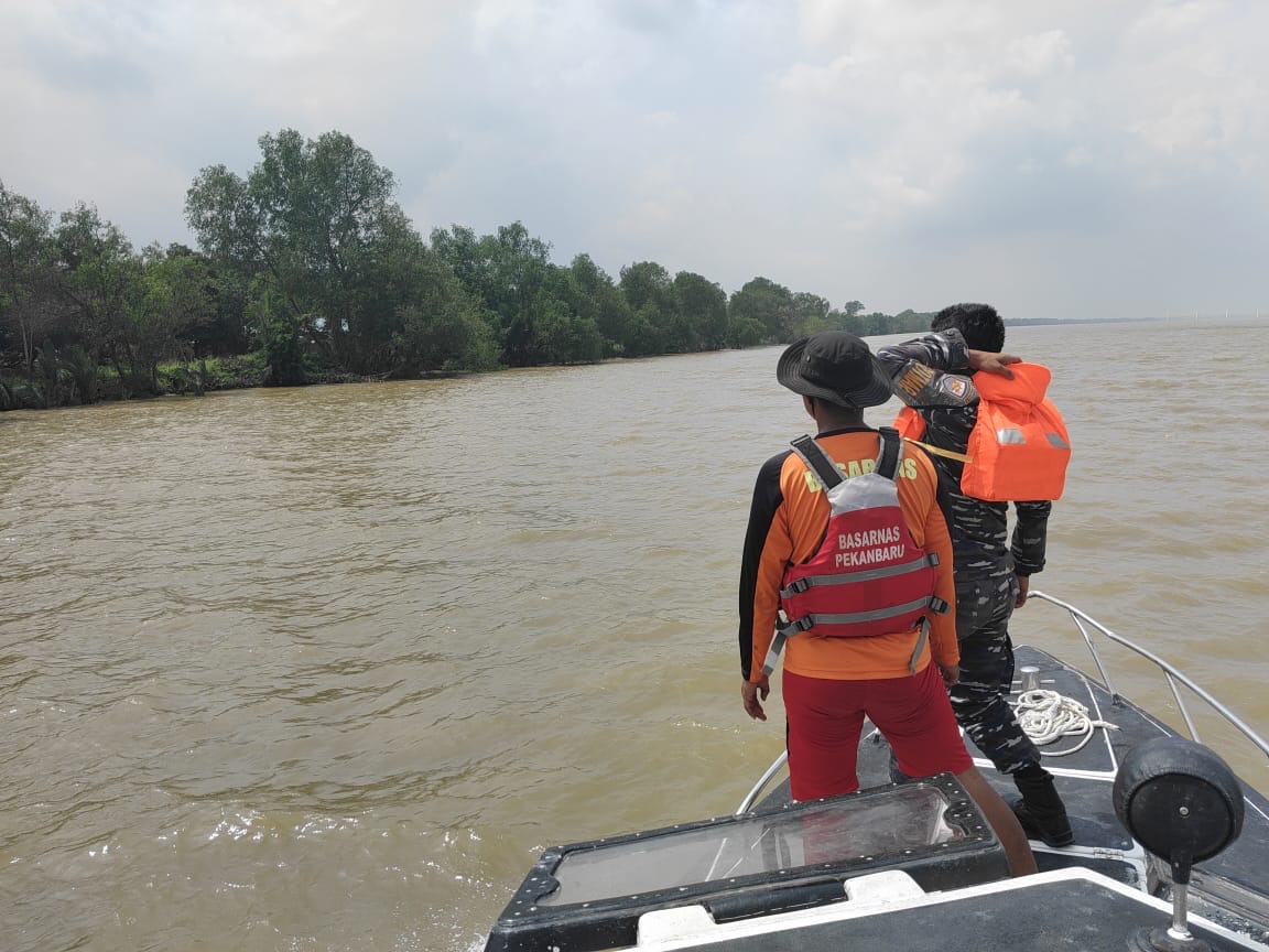 Personil gabungan saat menyisiri sungai Rokan untuk pencarian korban serangan buaya.