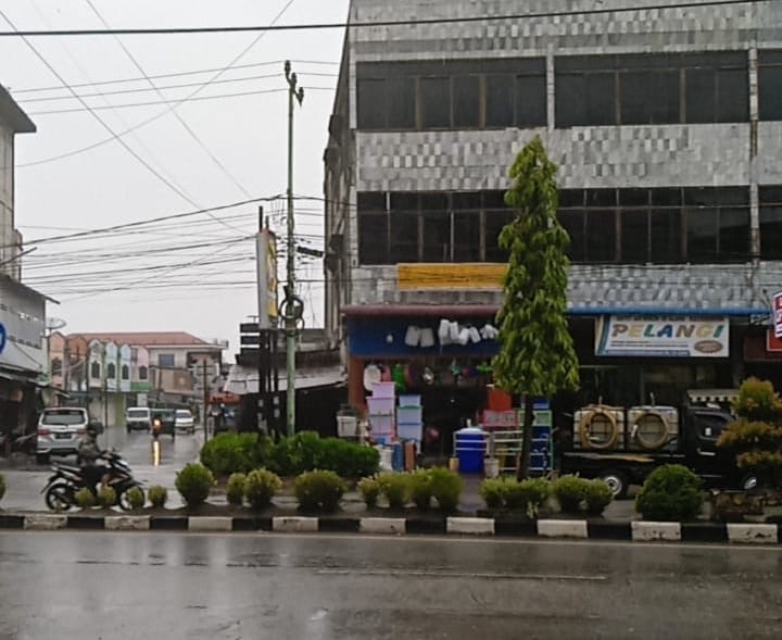 Kondisi Jalan Pangeran Diponegoro, Rabu (31/7/2024) terlihat basah setelah diguyur hujan.