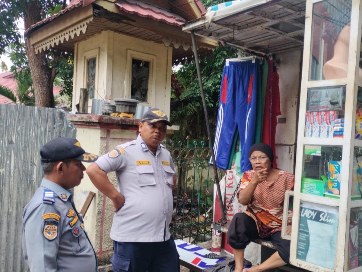 Ket foto: Petugas Dishub turun ke lokasi di jalan Mustika mengejar pelaku oknum jukir liar yang meminta tarif parkir Rp 10 ke pengendara, Rabu (31/7/2024).