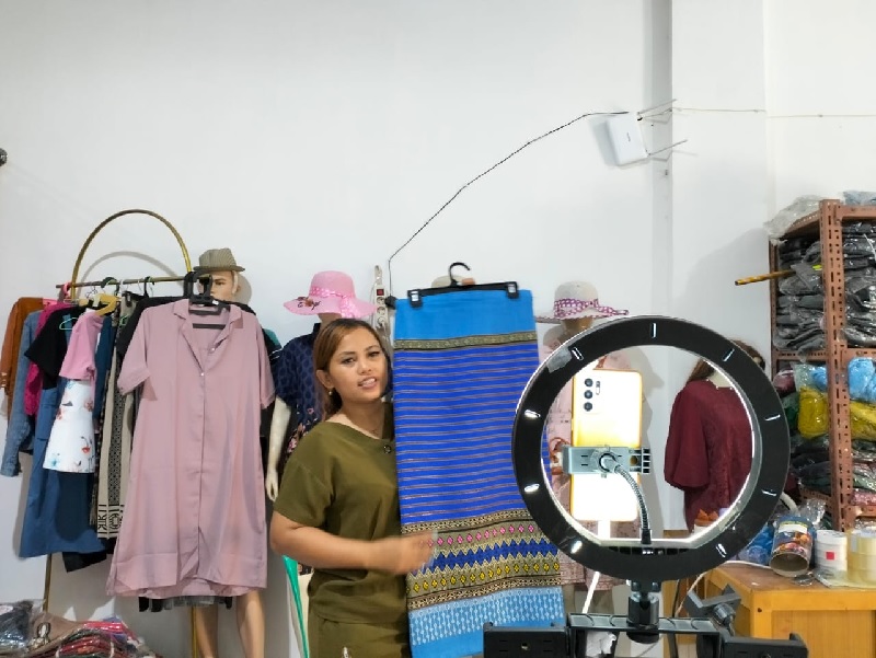 Afriani saat live online shop (olshop) menjual produk fashion miliknya, Sabtu (27/7/2024) lalu.