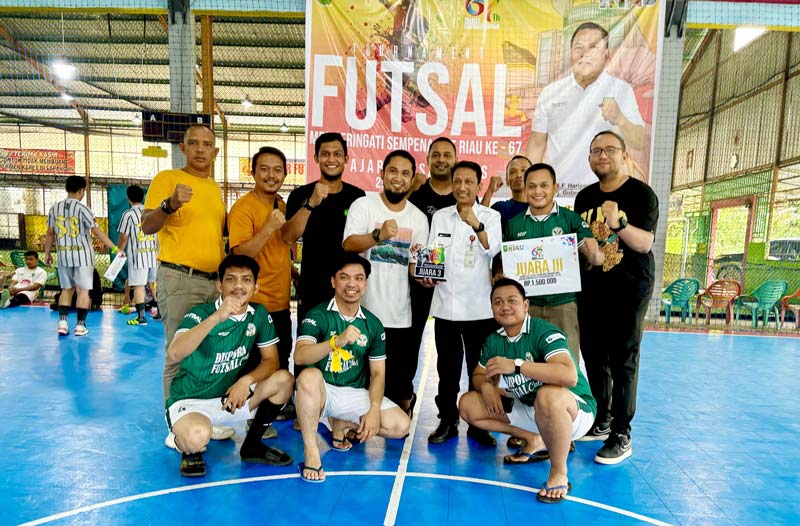 Pemain Dispora Riau foto bersama dengan Pj Sekdaprov Riau Indra SE usai penyerahan hadiah turnamen Futsal Antar-Organisasi Perangkat Daerah Pemerintah Provinsi Riau