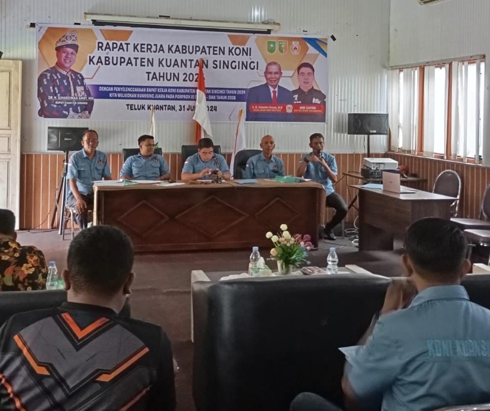 Ketua Umum KONI Kuansing Andi Cahyadi bersama jajaran pimpinan memimpin rapat kerja KONI Kuansing 2024 di Balai Diklat Telukkuanntan, Rabu (31/7/2024).