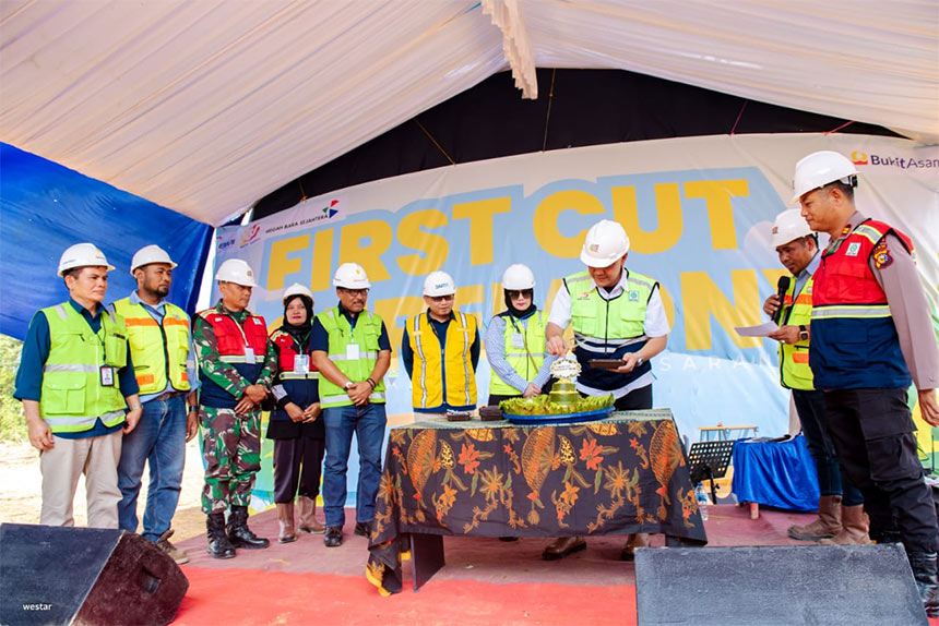 Jajaran Direksi PT SBS, pejabat PT Bukit Asam Tbk dan para undangan melakukan potong tumpeng dalam acara First Cut Ceremony di Desa Semelinang Tebing, Kecamatan Peranap  Kabupaten Indragiri Hulu