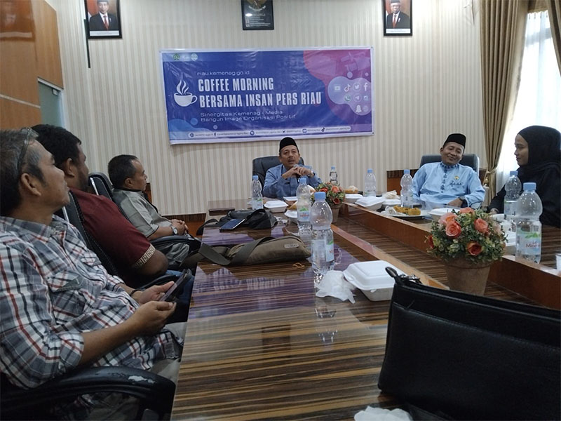 Plt Kakan Kemenag Provinsi Riau Muliardi memaparkan program saat coffee morning bersama insan pres di aula Kemenag Riau.