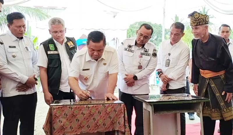 Pj Gubernur Riau SF Hariyanto didampingi Sekda Rohul Muhammad Zaki menandatangani prasasti tanda diresmikannya dua unit jembatan yang dipusatkan.
