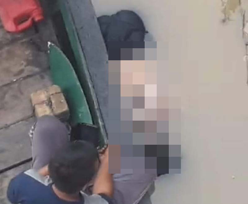 Jasad perempuan ditemukan warga mengapung di Sungai Indragiri di Kelurahan Kampung Besar Kota Kecamatan Rengat, Kamis (1/8/2014).