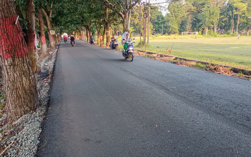 Pengendara melewati Jalan Cipta Karya, Kecamatan Tuah Madani, tepat di depan Rumah Potong Hewan (RPH) Pekanbaru telah selesai diperbaiki dengan sistem overlay, Kamis (1/8/2024).