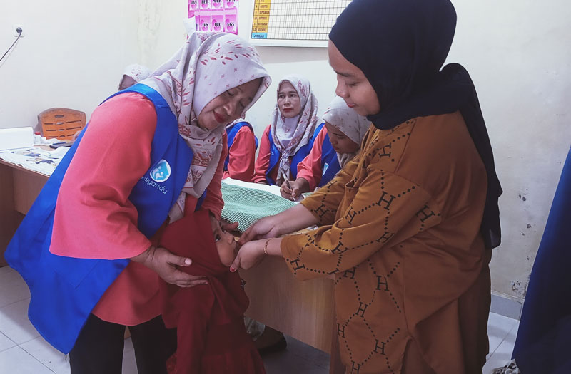 Petugas posyandu memberi seorang balita vitamin A di Posyandu RW1, Jalan Abidin, Kelurahan Air Dingin, Keca&shy;matan Bukit Raya, Kamis (1/8/2024).