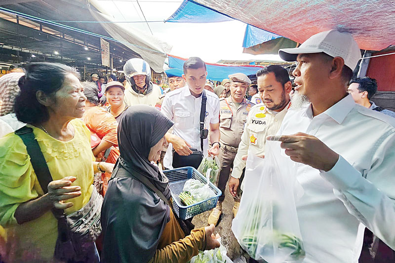 Wali Kota Dumai H Paisal membeli barang dagangan salah seorang pedagang Pasar Bunda Sri Mersing, Rabu (31/7/2024).