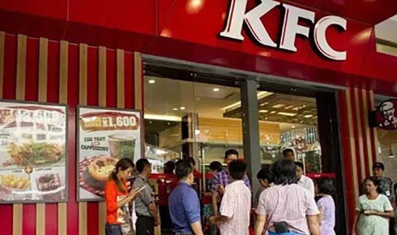 Pengunjung KFC tampak mengantre di depan pintu masuk.