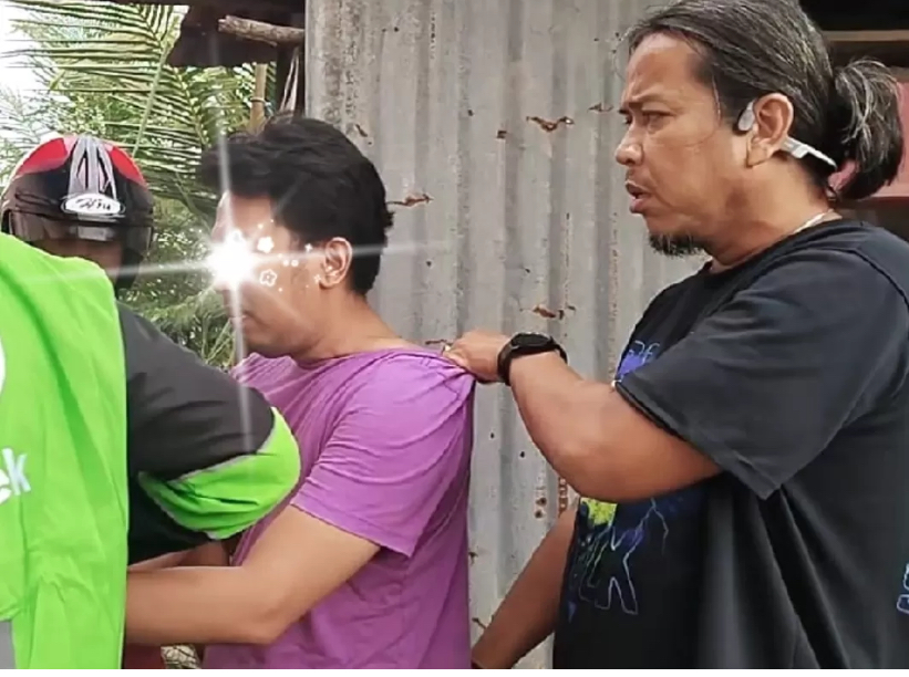 Tim II Klewang Satreskrim Polresta Padang bersama anggota Polda Metro Jaya, saat menangkap seorang pria berinisial J yang diduga menyebarkan video syur.