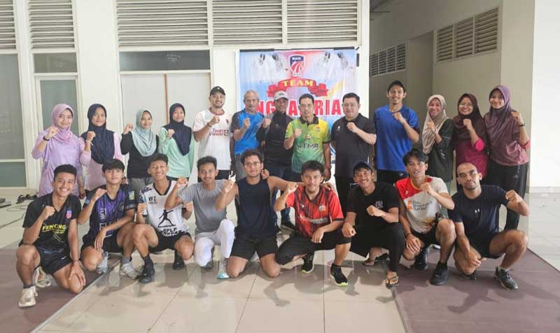 Kadispora Riau Erisman Yahya saat meninjau atlet cabor Anggar latihan, baru-baru ini.