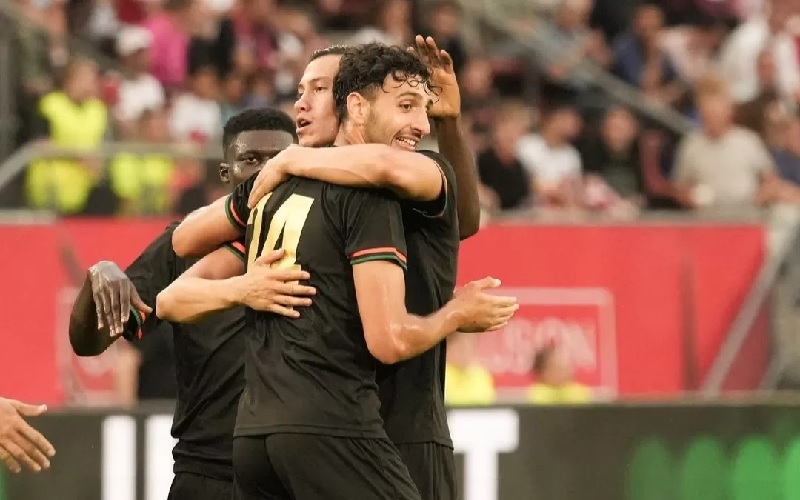 Penggawa Venezia termasuk Jay Idzes merayakan gol ke gawang FC Utrecht dalam friendly match, Jumat (2/8/2024) dini hari WIB.