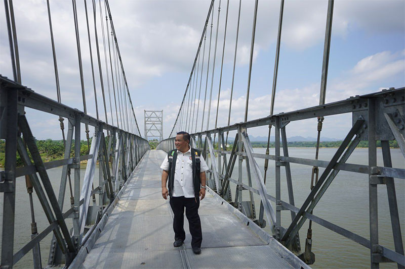 Pj Gubri SF Hariyanto meninjau jembatan gantung Salo-Sipungguk Kabupaten Kampar usai diresmikan, Sabtu (3-8).