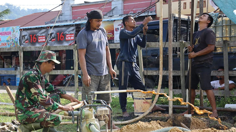 Satgas TMMD ke-121 Kodim 0313/KPR membangun sumur bor di Desa Gema, Kecamatan Kamparkiri Hulu, Kabupaten Kampar, Sabtu (3/8/2024).
