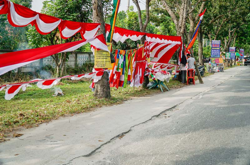 Jelang peringatan Hari Kemerdekaan RI tanggal 17 Agustus, pedagang bendera musiman mulai bermunculan di pinggir Jalan Tuanku Tambusai, Jumat (2/8/2024).