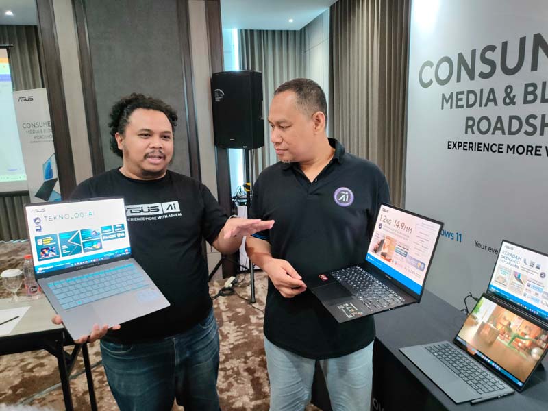 Luthfi Fuardi (kiri) dan Muhammad Firman menunjukkan lini produk konsumer terbaru yang difasilitasi dengan teknologi kecerdasan buatan di Surabaya.