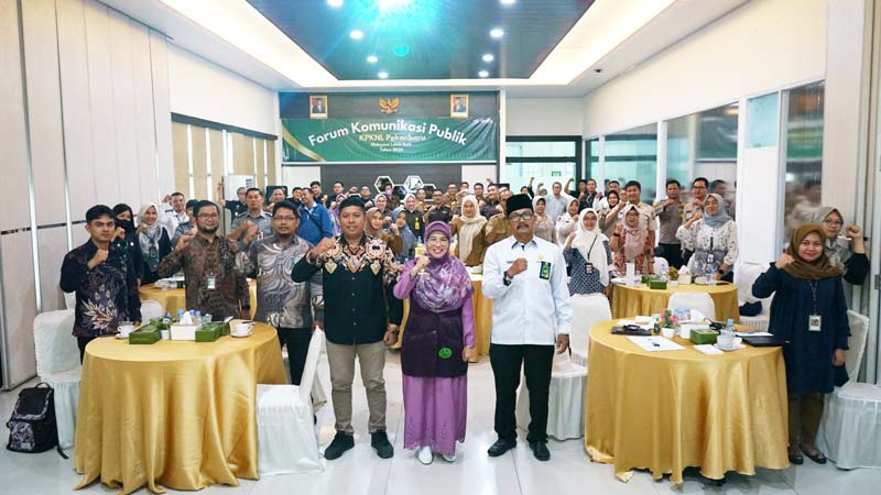 Kepala KPKNL Pekanbaru Maulina Fahmilita berfoto bersama undangan dan peserta Forum Konsultasi Publik (FKP) Standar Pelayanan Penilaian, belum lama ini.