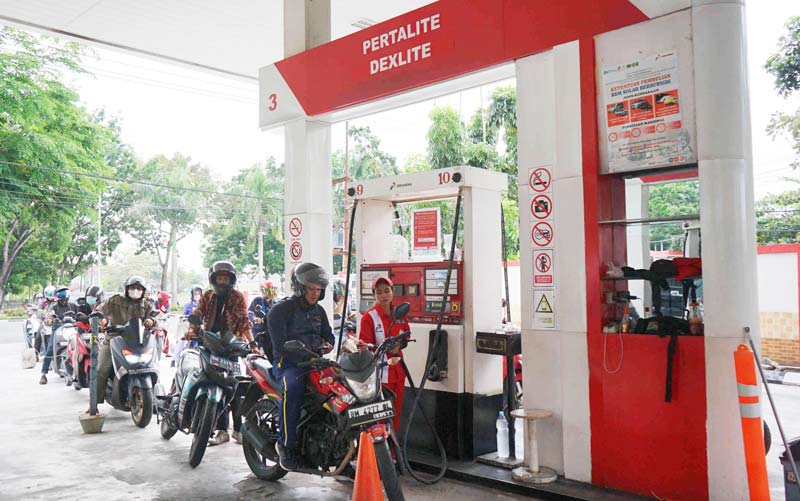 Sejumlah kendaraan antre untuk mengisi Pertalite di SPBU Jalan Sudirman Pekanbaru, baru-baru ini.