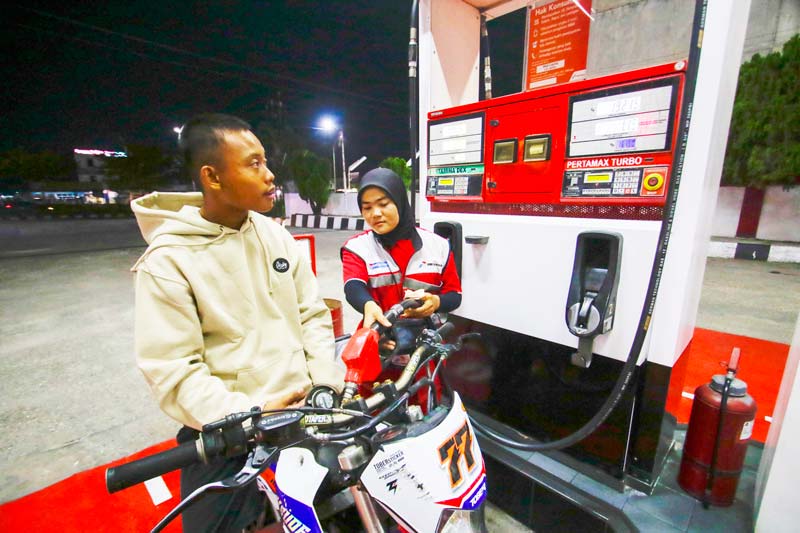 Operator SPBU melakukan pengisian BBM nonsubsidi jenis pertamax turbo 98 ke tangki sepeda motor konsumen di salah satu SPBU Jalan Soekarno-Hatta Pekanbaru, beberapa waktu lalu.