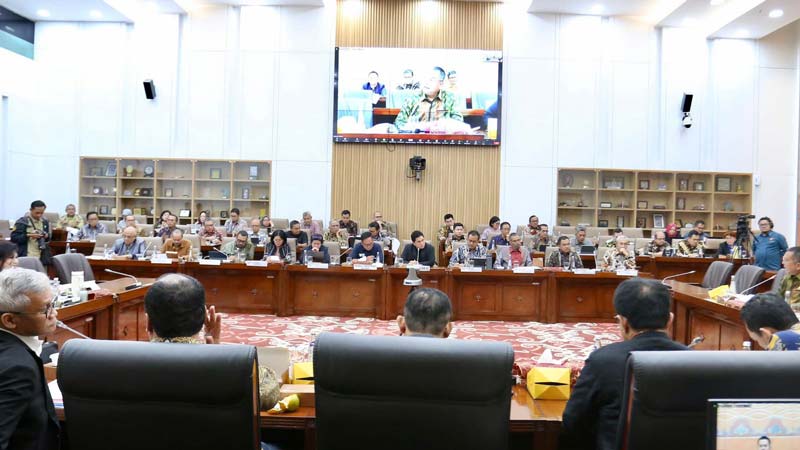 Suasana Rapat Kerja Komisi VI DPR RI dengan Menteri BUMN terkait pemberian PMN untuk perusahaan BUMN pada Rabu (10/7/2024).