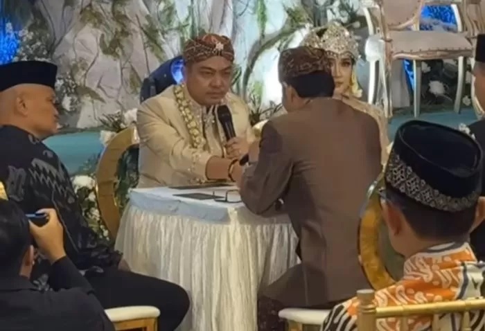 Ade Govinda dan Indi Arisa saat menjalani momen sakral ijab kabul.