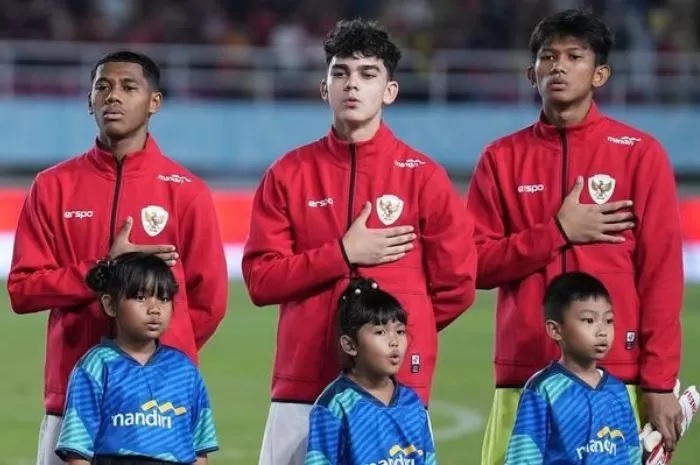 Matthew Baker (tengah) tunjukkan cintanya kepada Timnas Indonesia dan tolak panggilan Timnas Australia U-17.