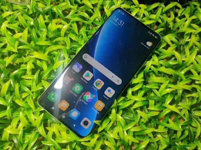 Ilustrasi: Xiaomi 12 Pro, salah satunya smartphone Xiaomi yang update OS-nya mentok di Android 15.