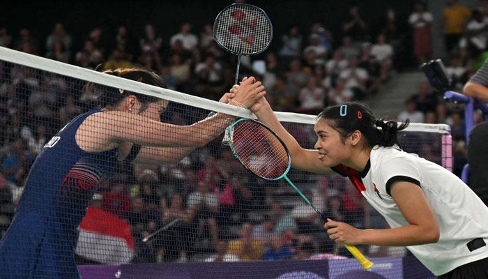 Pemain Indonesia, Gregoria Mariska Tunjung (kanan) menyalami lawannya asal Thailand Ratchanok Intanon usai mengalahkan sang lawan dalam babak perempatfinal tunggal putri Olimpiade Paris 2024 di Porte