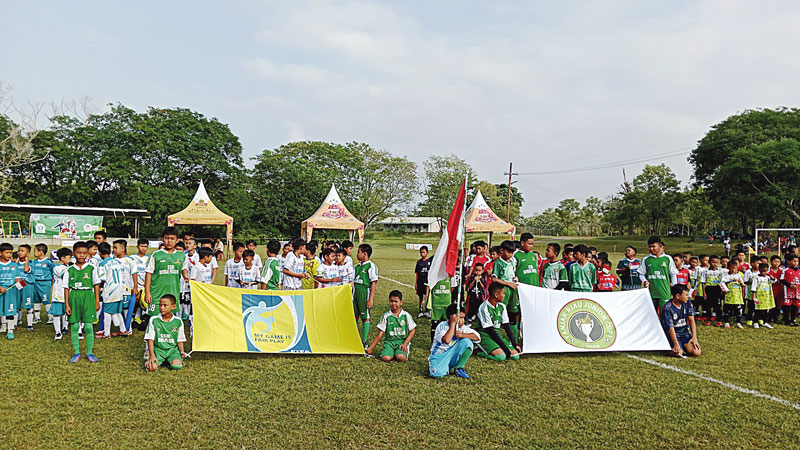 Peserta turnamen sepakbola Tanjak Junior Cup 1, berbaris saat sesi upacara pembukaan yang digelar di lapangan sepakbola Masjid Dawah, Chevron Rumbai Camp, Pekanbaru, Sabtu (3/8/2024).