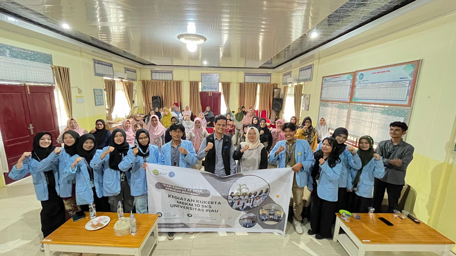 Foto bersama mahasiswa Kukerta Unri di Kampung Dayun, Siak usai melaksanakan seminar UMKM.