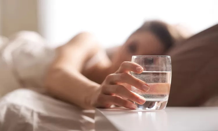 Manfaat minum air putih saat bangun tidur.