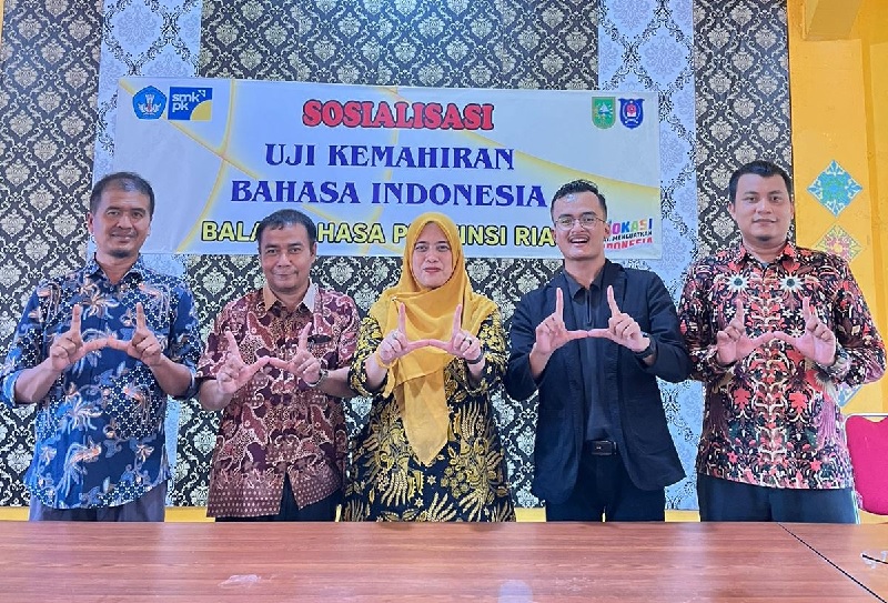 Pemateri dari Balai Bahasa Provinsi Riau, Yeni Maulina (tengah) foto bersama dengan para guru SMKN 2 Piggir, Bengkalis setelah acara Sosialisasi Uji Kemahiran Bahasa Indonesia, belum lama ini.