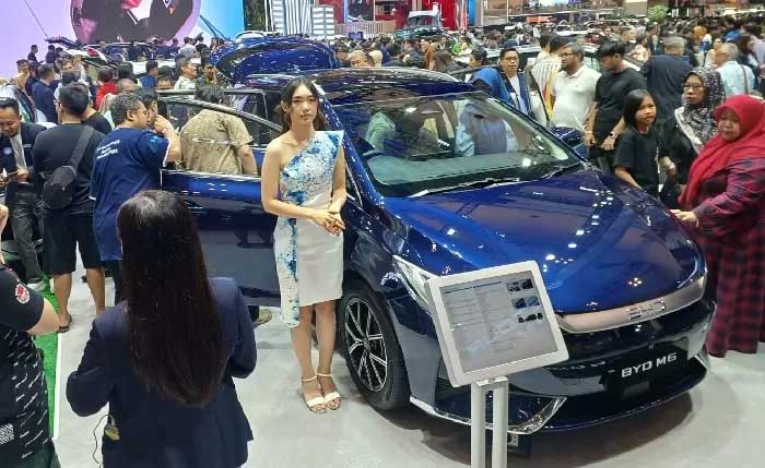 BYD M6 yang menjadi perhatian pengunjung GIIAS 2024 (